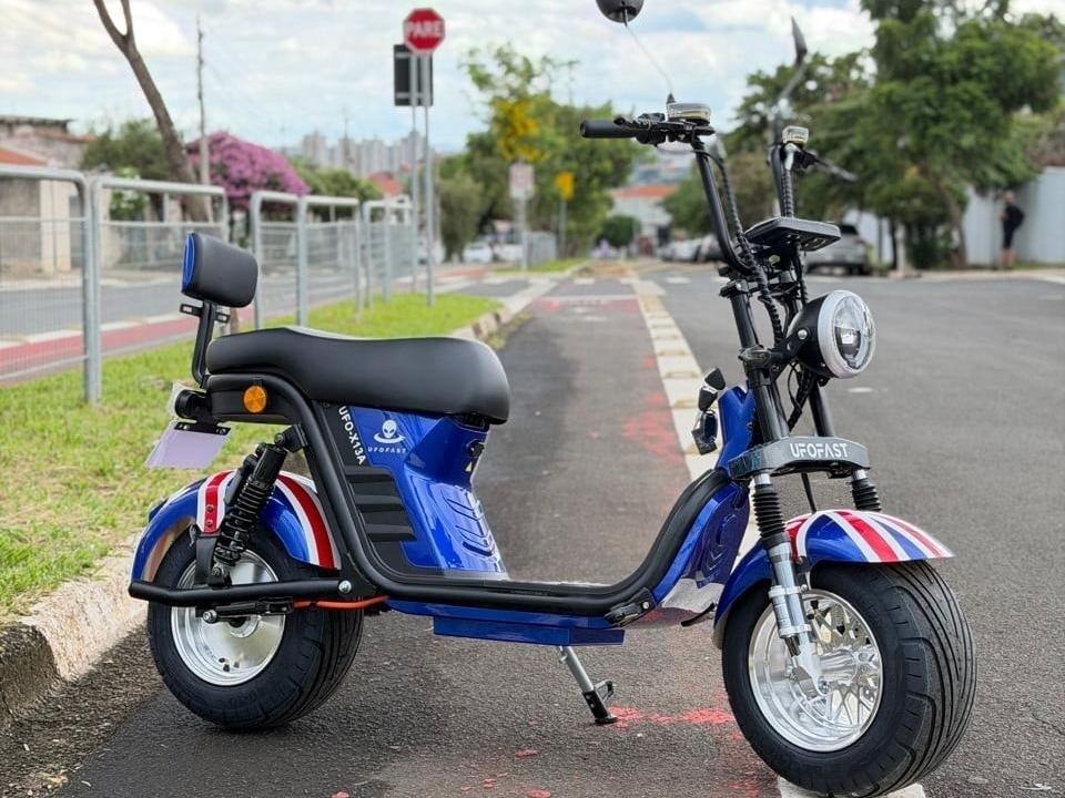 Moto elétrica azul disponível na Scooter & Cia