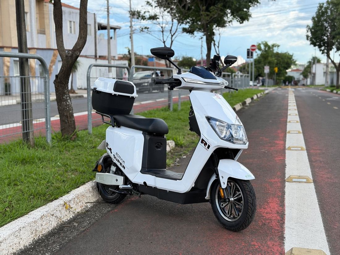 Scooter elétrica branca disponível na Scooter & Cia