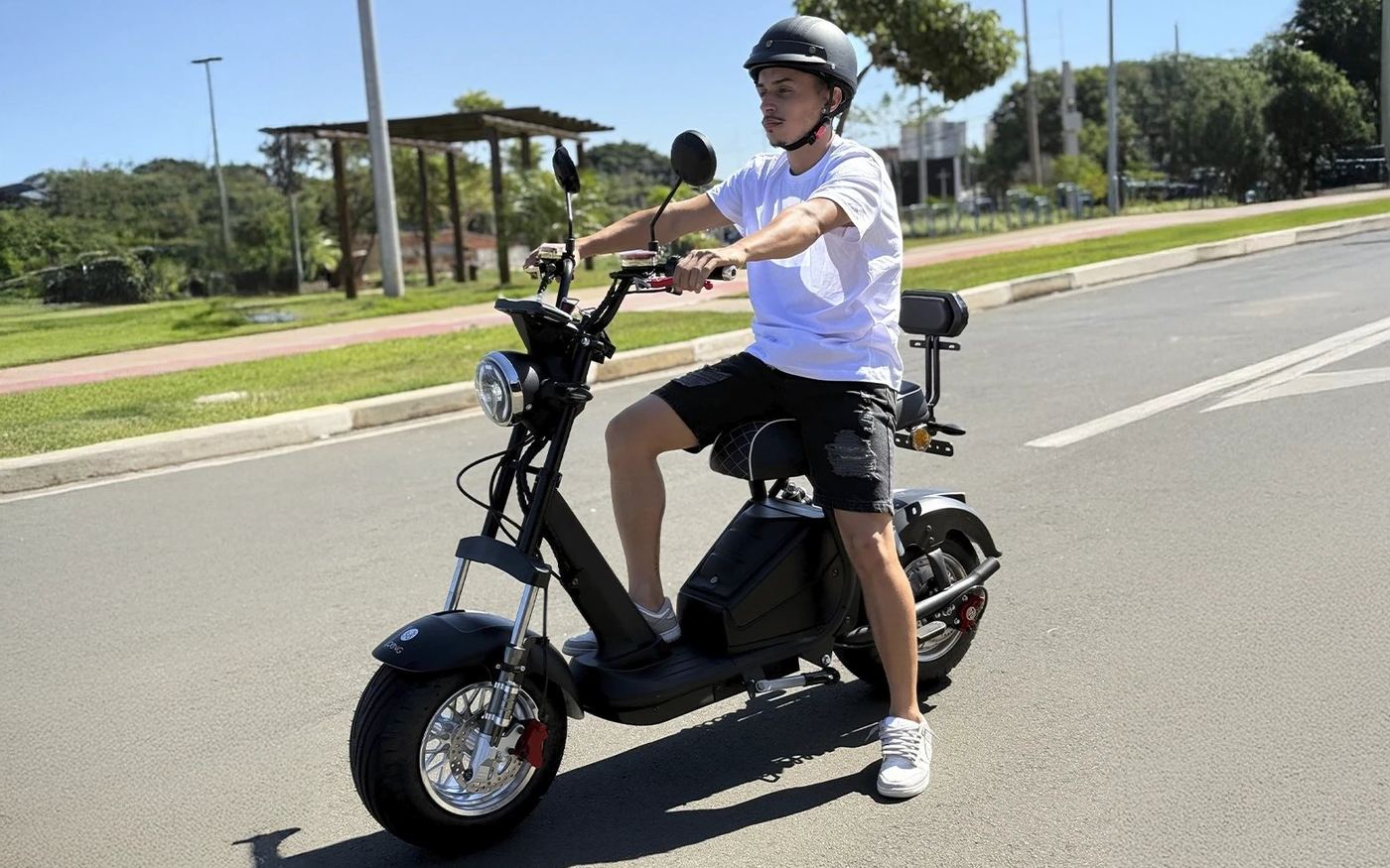 Cliente pilotando uma moto elétrica comprada na Scooter & Cia